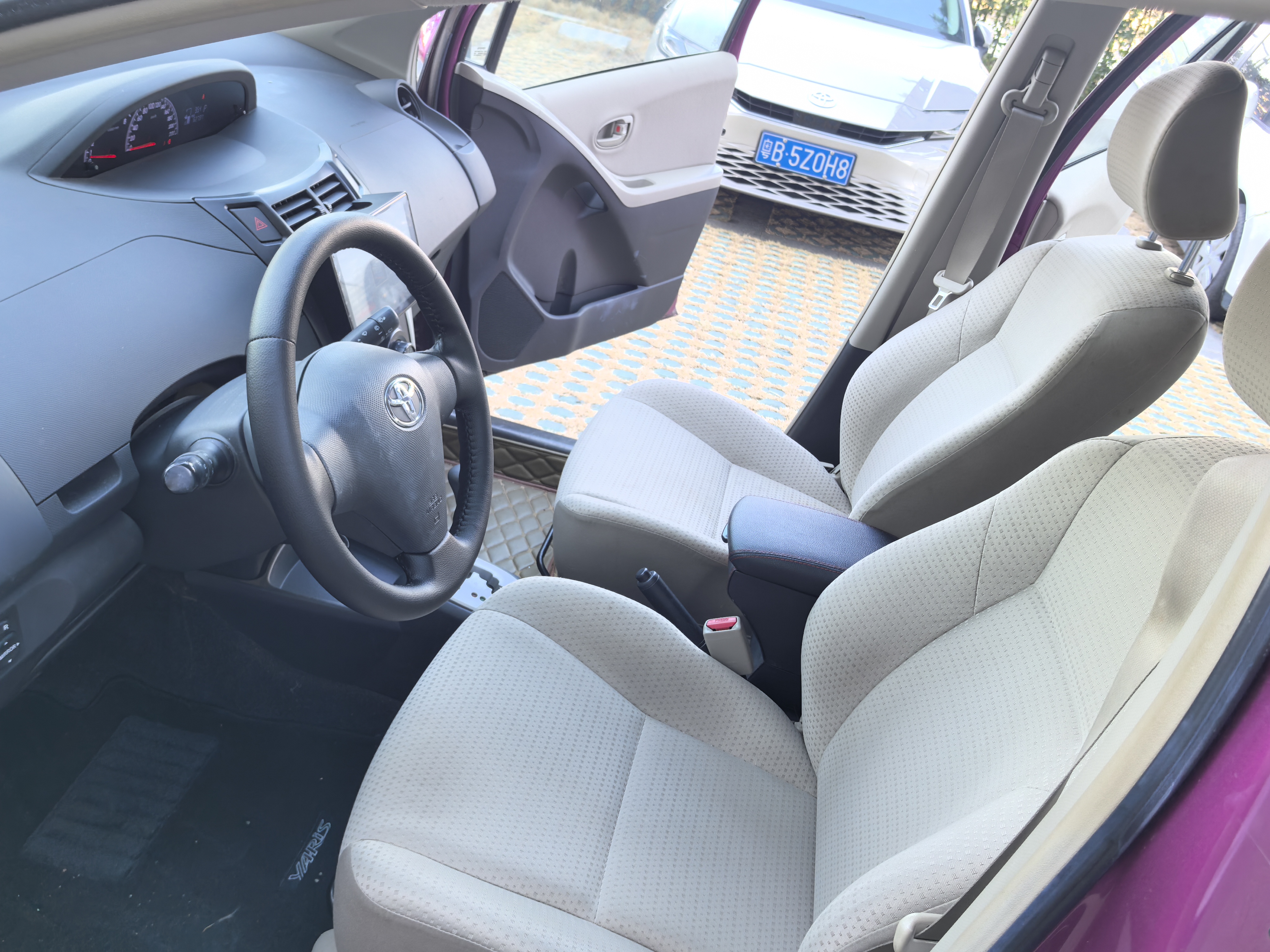 Yaris 2013 car image #7