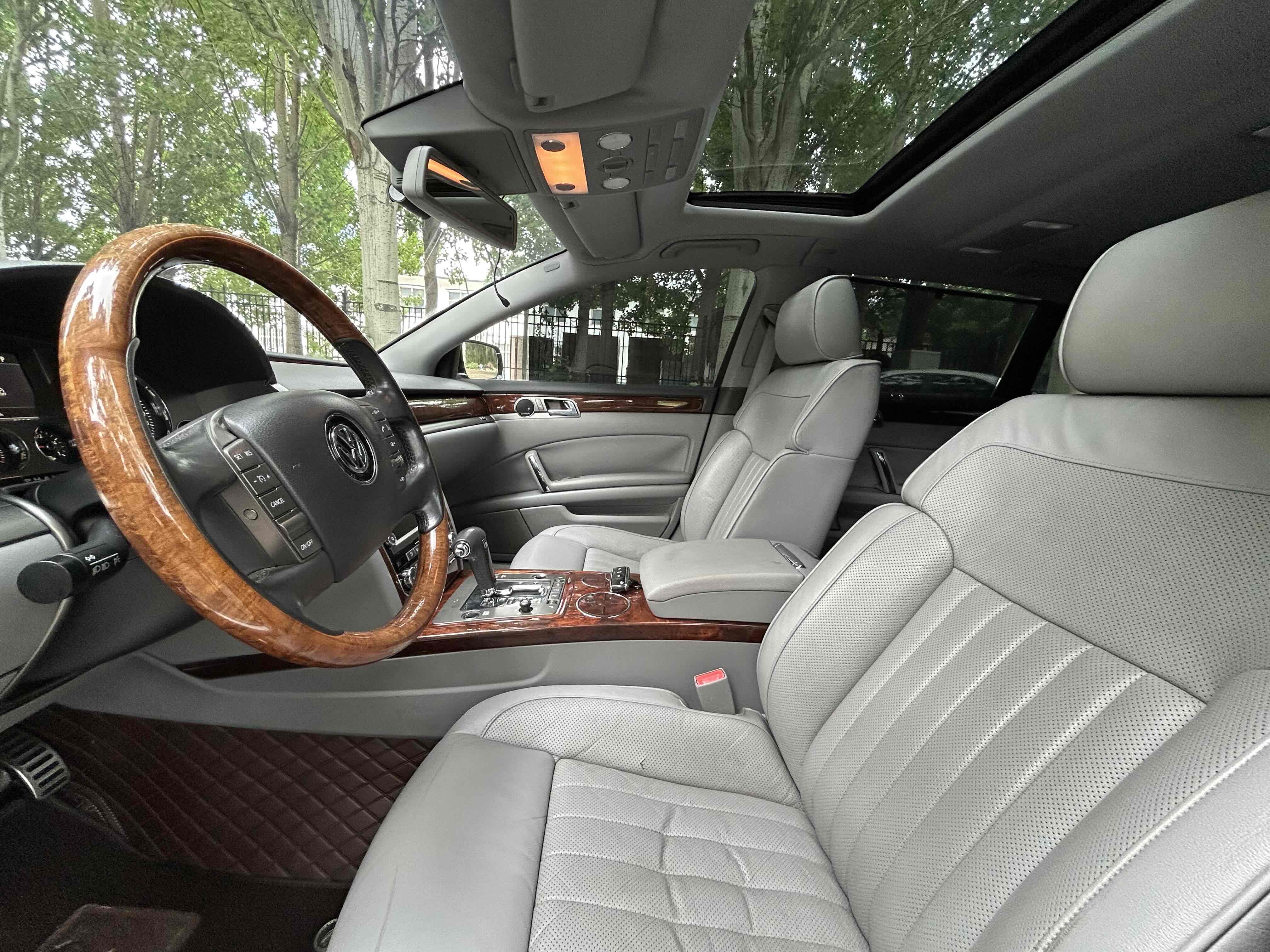 Volkswagen Pheaton 2011 immagine di auto #7