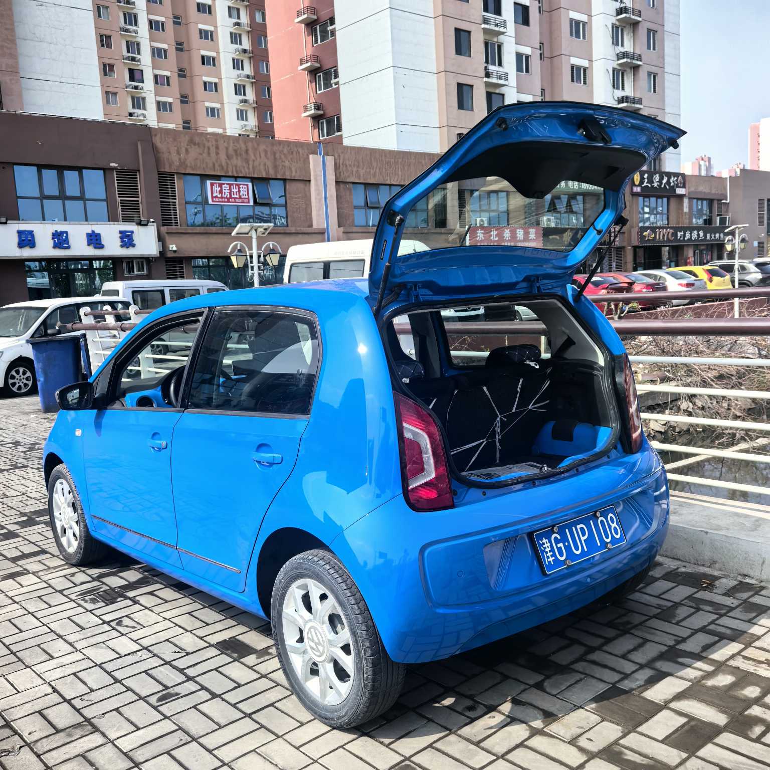 Volkswagen up! 2015 изображение автомобиля #7