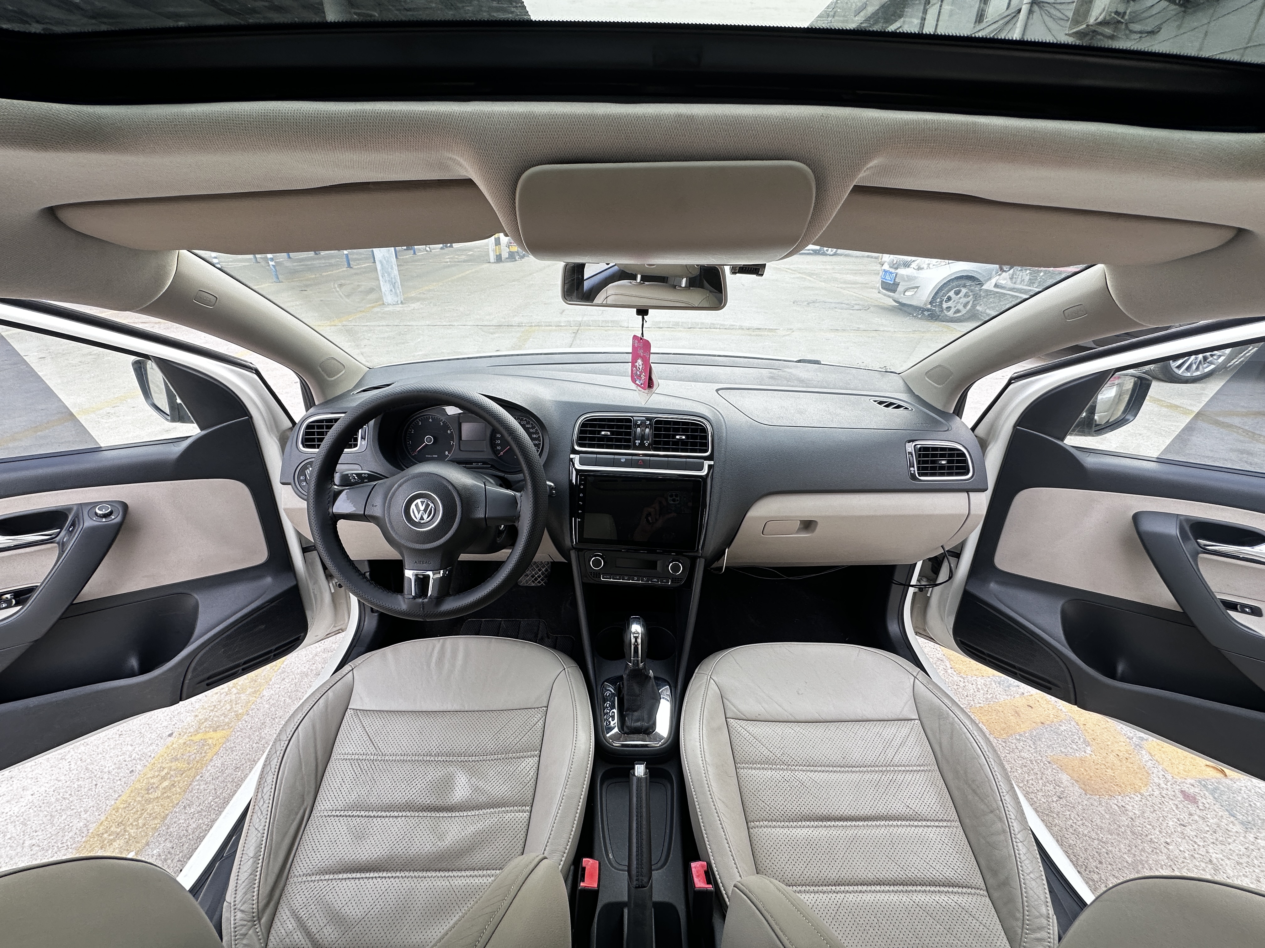 Volkswagen Polo 2011 car image #7