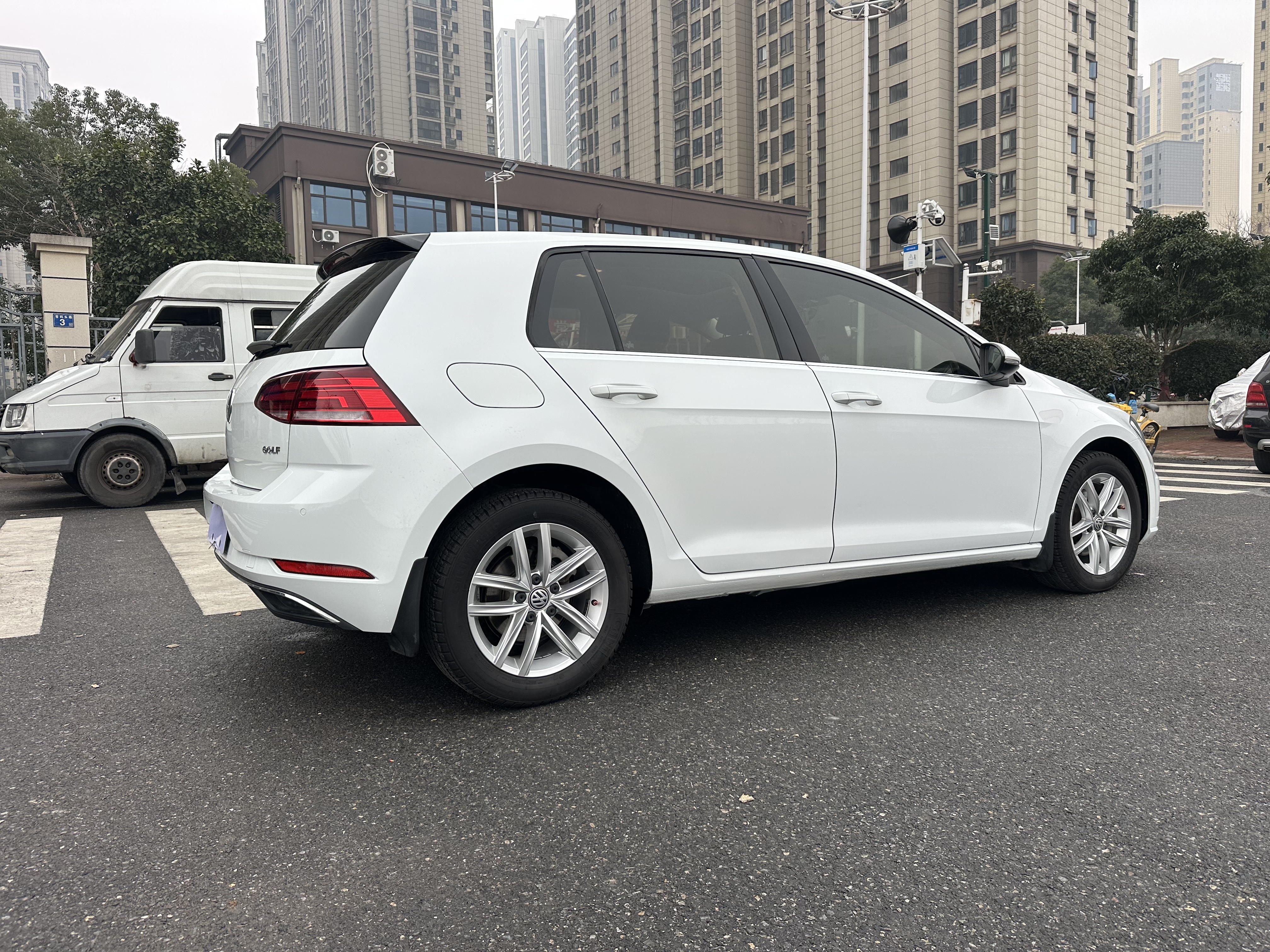 Volkswagen Golf 2018 car image #7