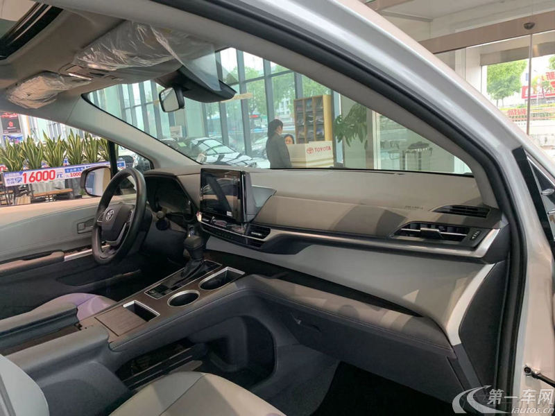 Toyota Granvia 2024 car image #7