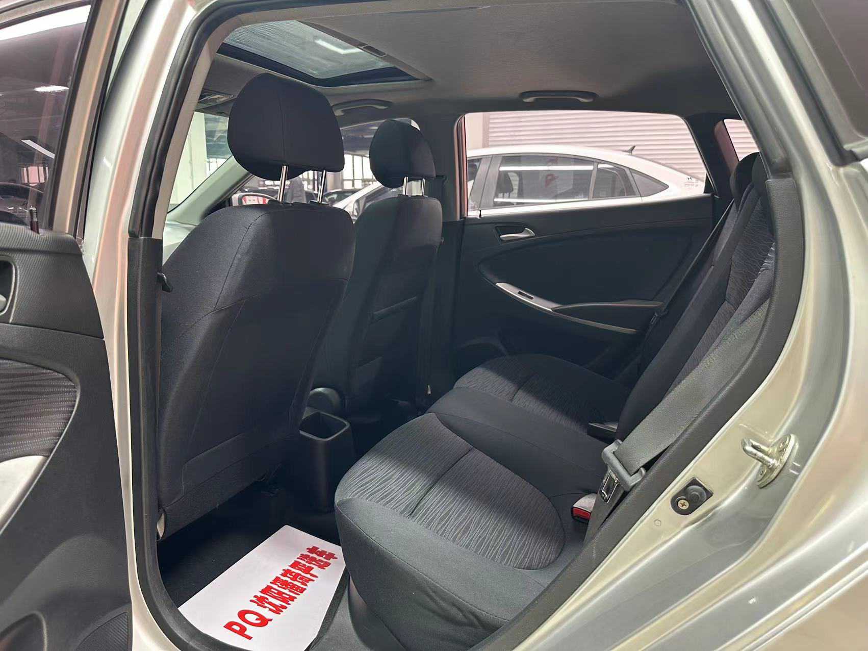 Hyundai Reina Hatchback 2015 car image #7