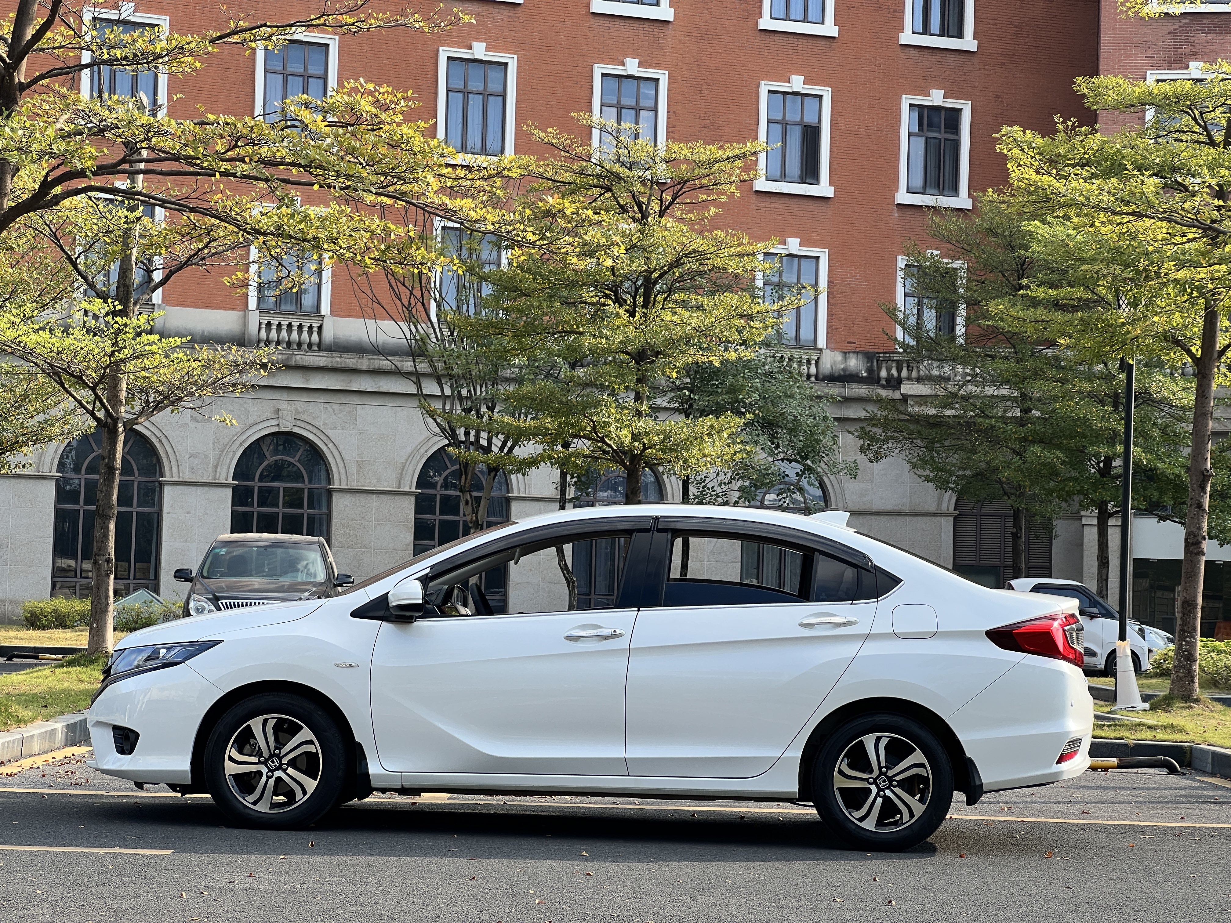 Honda Greiz 2016 #7 Honda Greiz 2016 car image #7