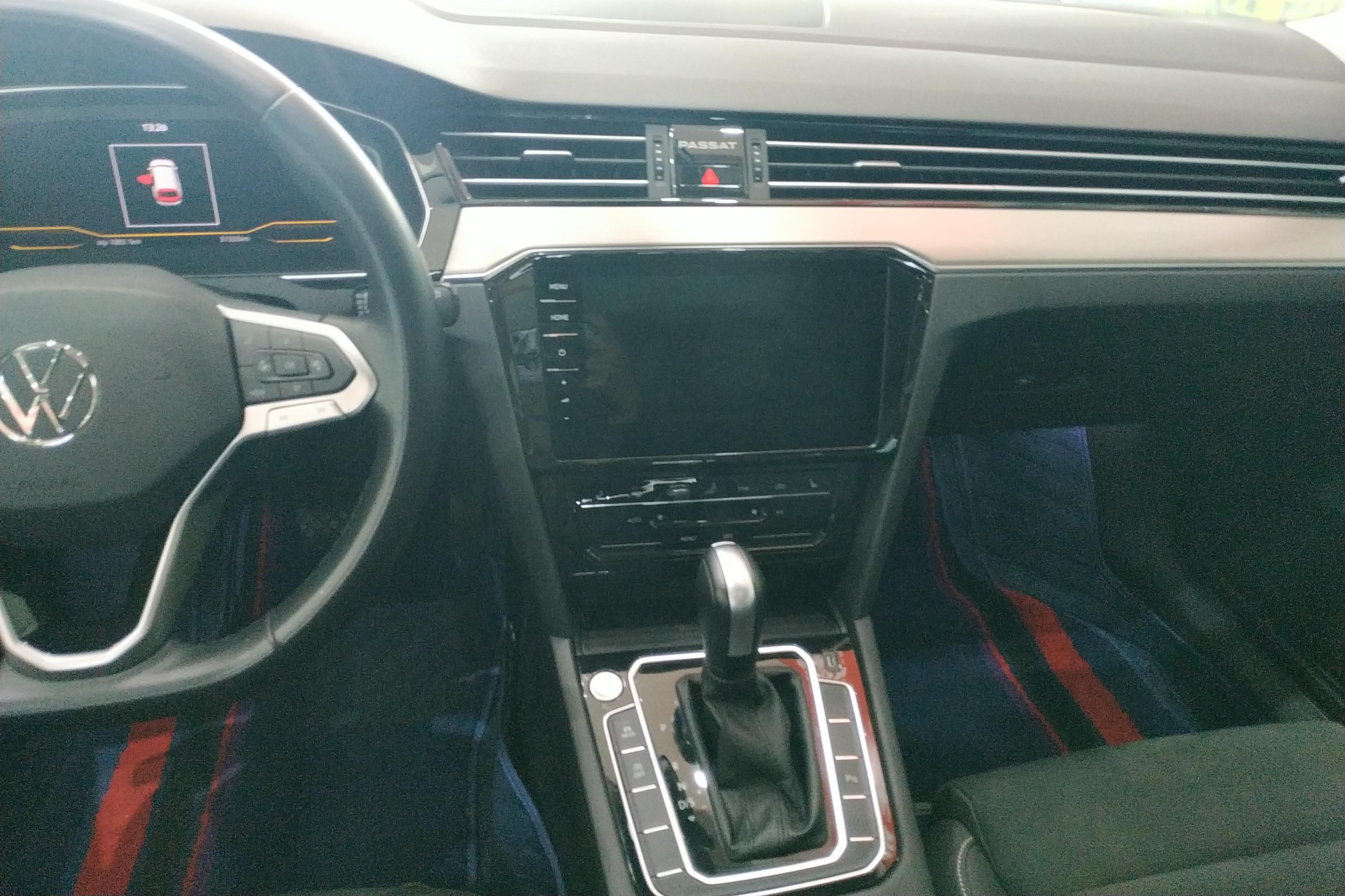 Volkswagen Passat Variant 2023 immagine di auto #7