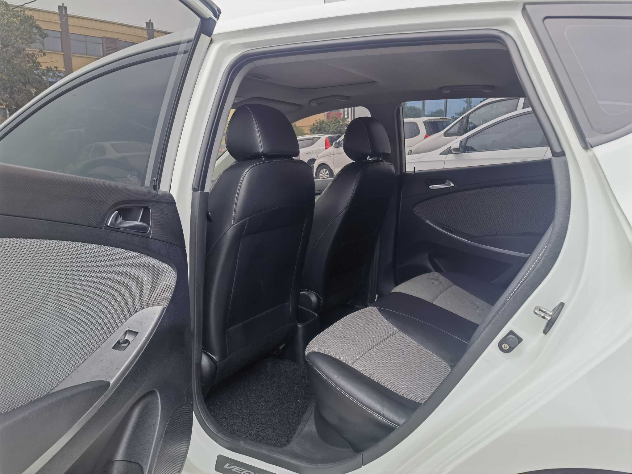 Hyundai Reina Hatchback 2016 imagem de carro #7