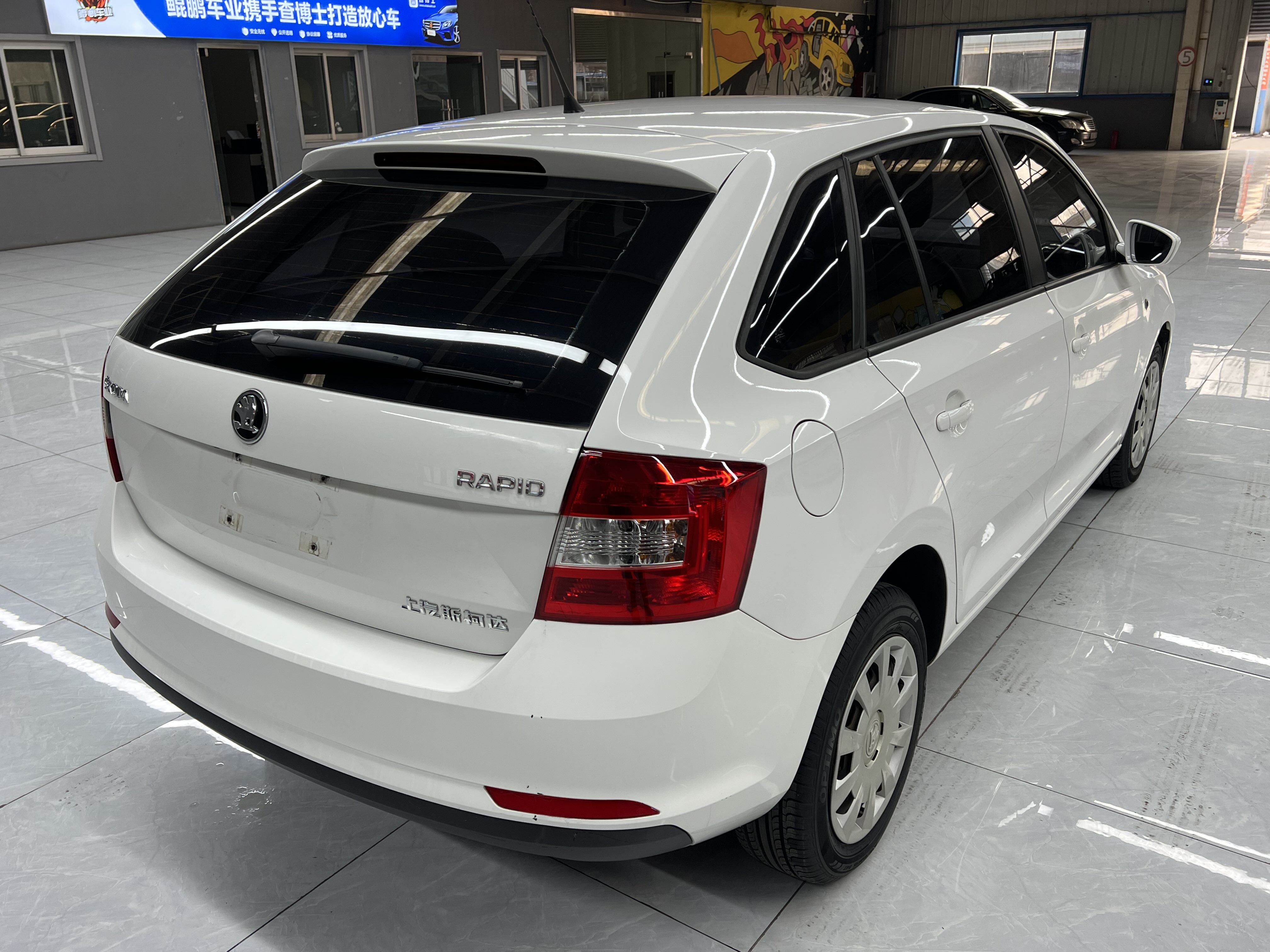 Skoda Rapid Spaceback 2017 car image #7