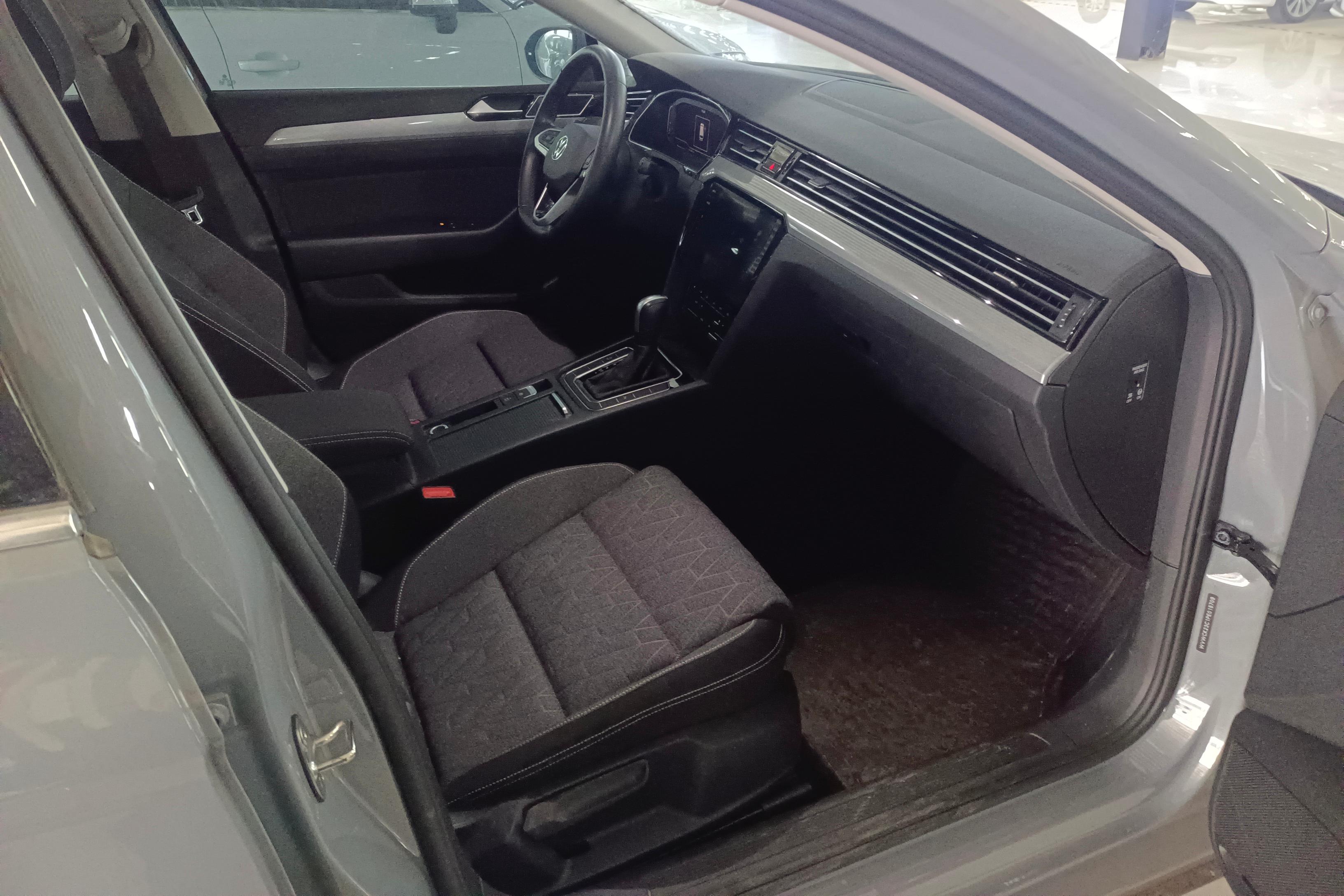 Volkswagen Passat Variant 2023 immagine di auto #7