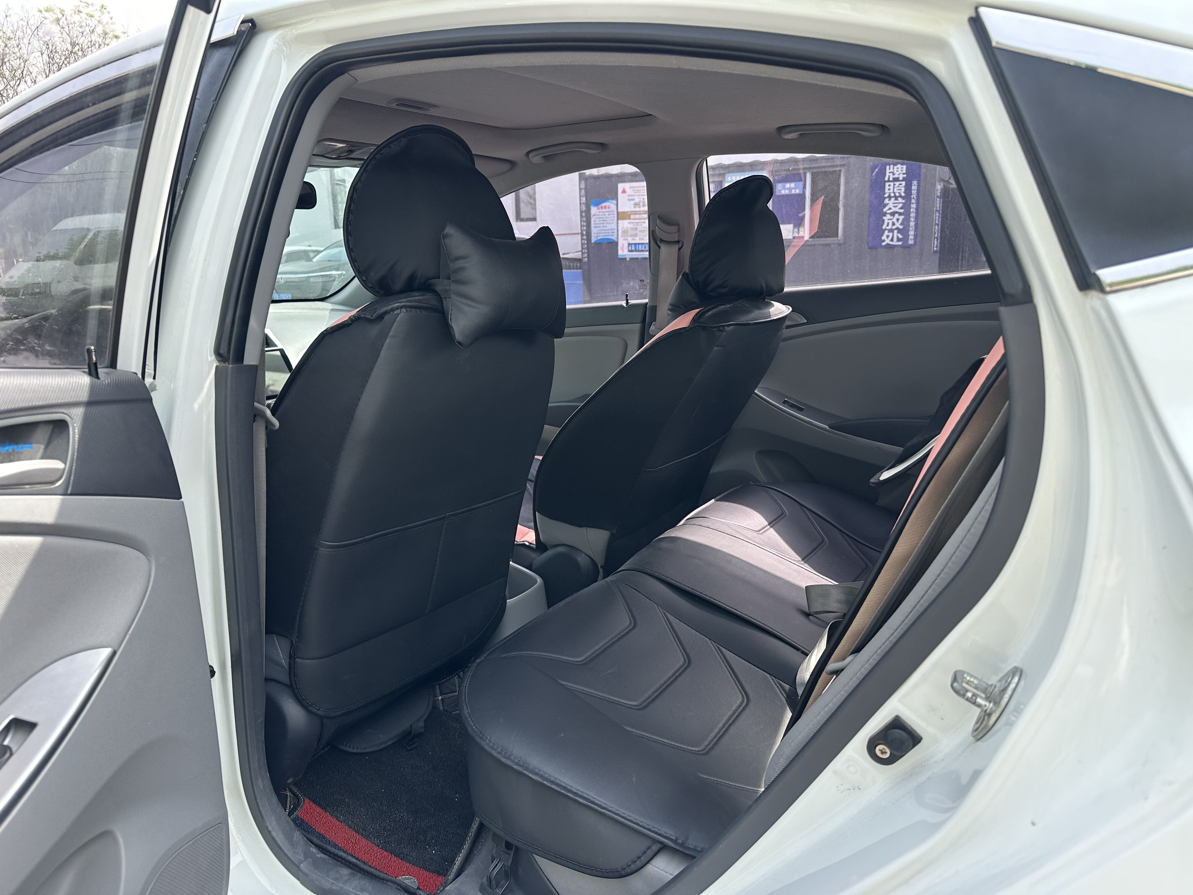 Hyundai Reina 2014 car image #7