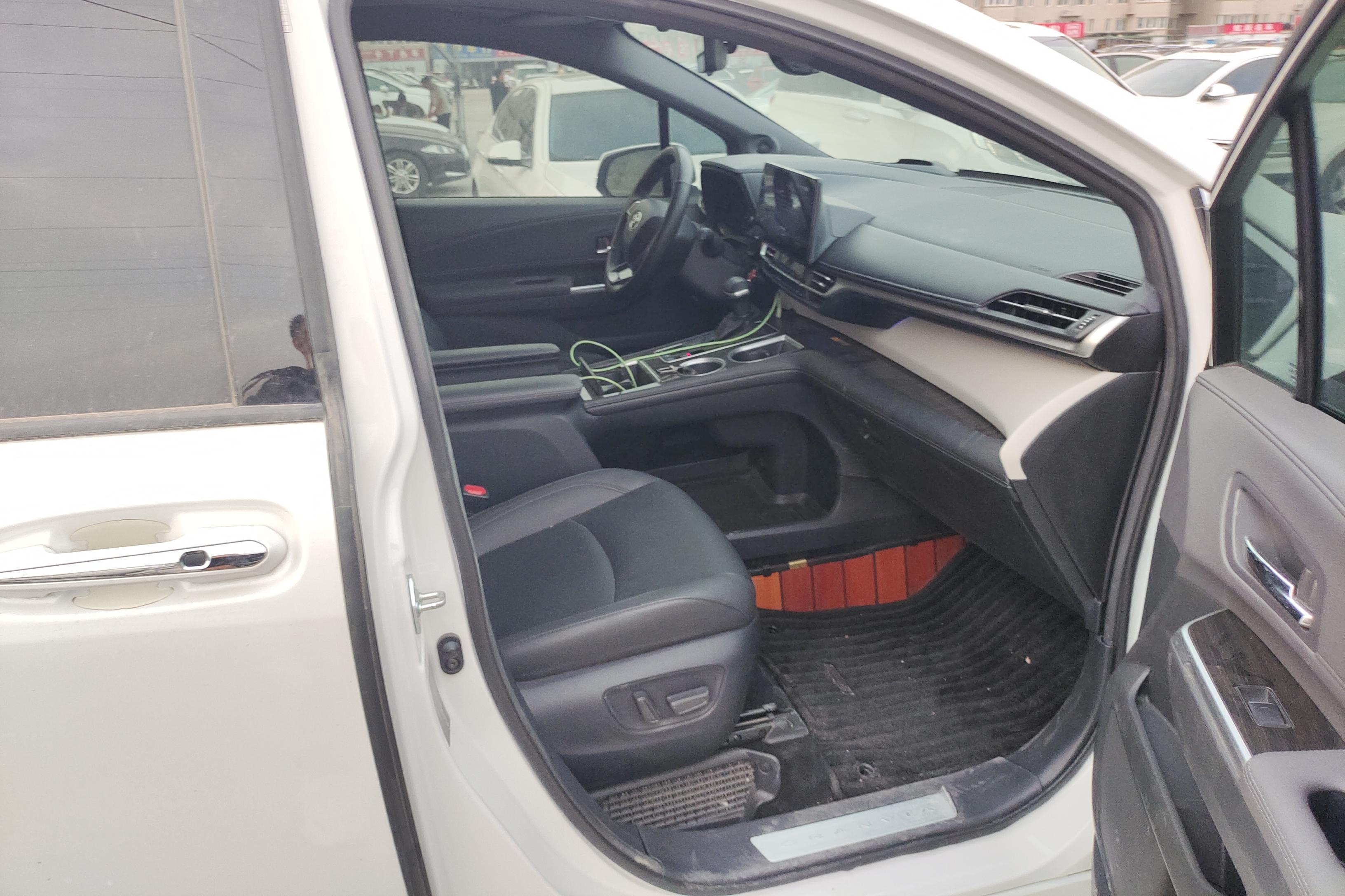 Toyota Granvia 2023 car image #7