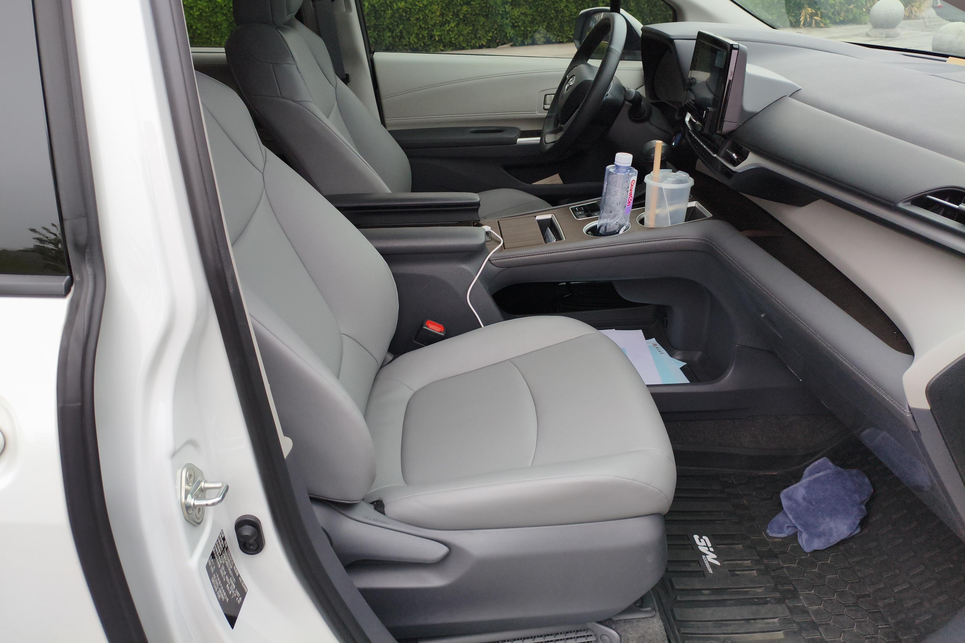 Toyota Granvia 2024 car image #7