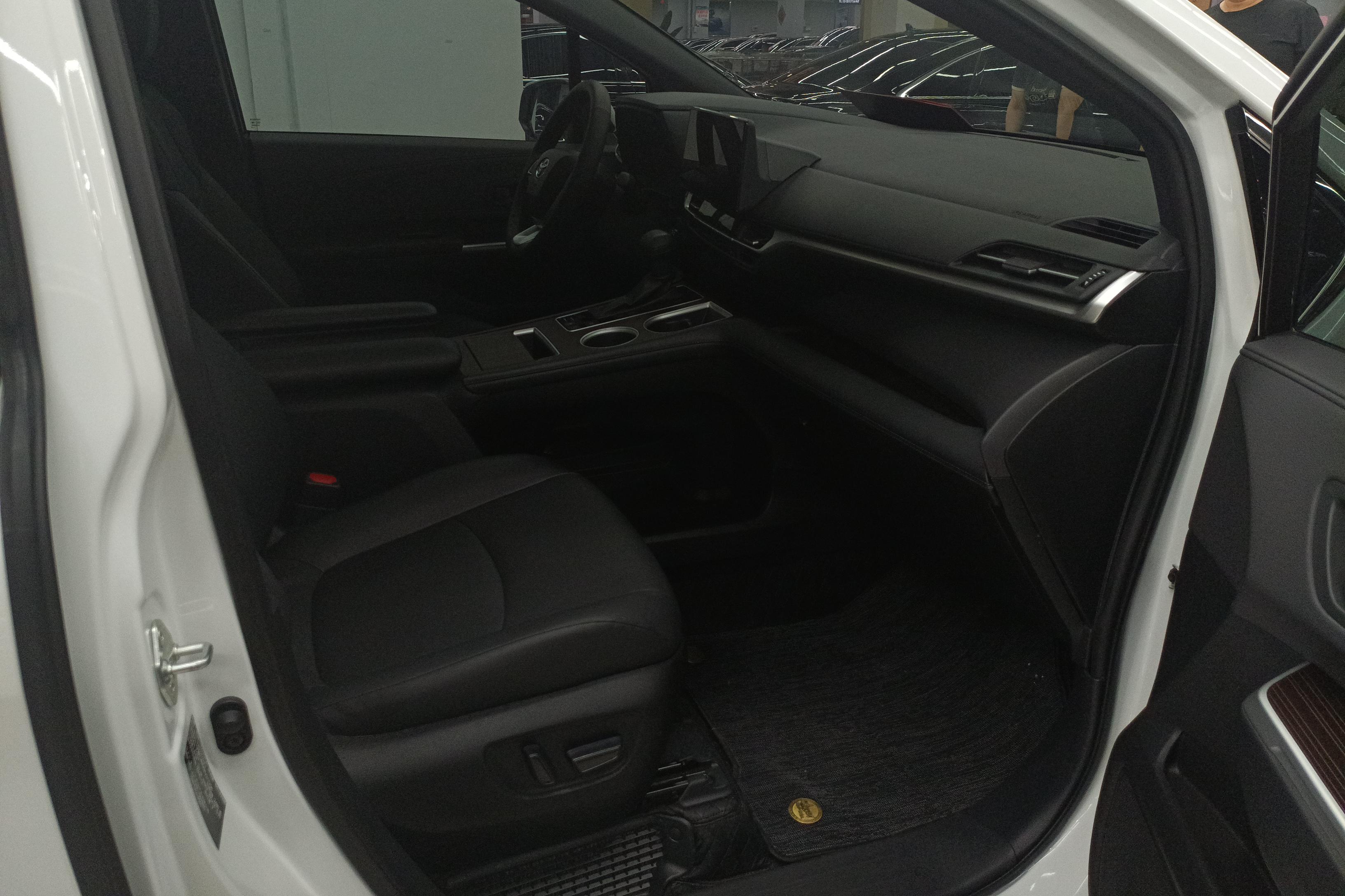 Toyota Granvia 2024 #7 Toyota Granvia 2024 car image #7