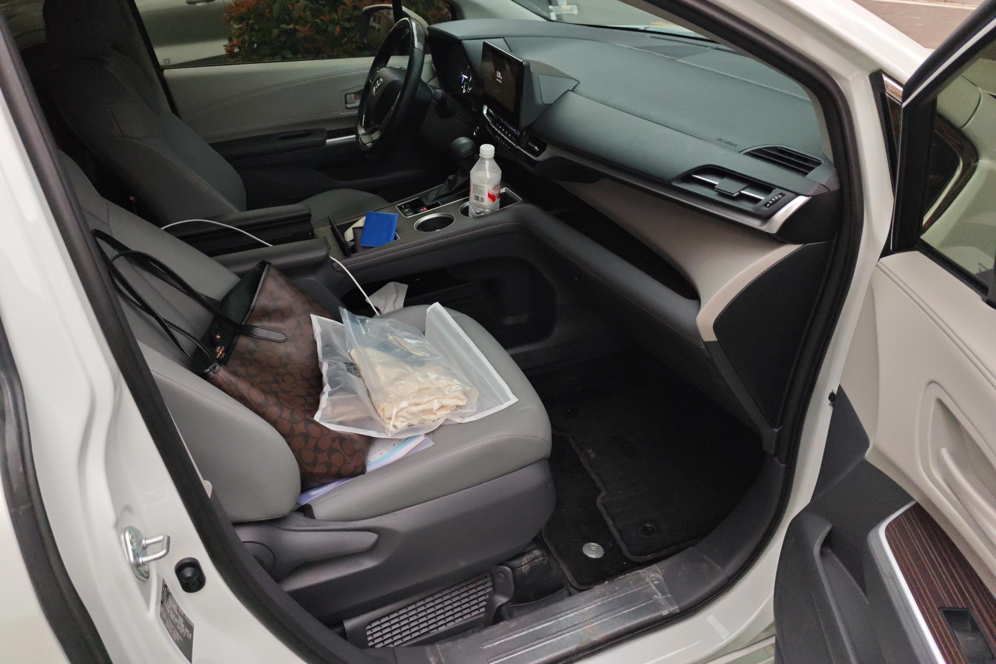 Toyota Granvia 2024 immagine di auto #7