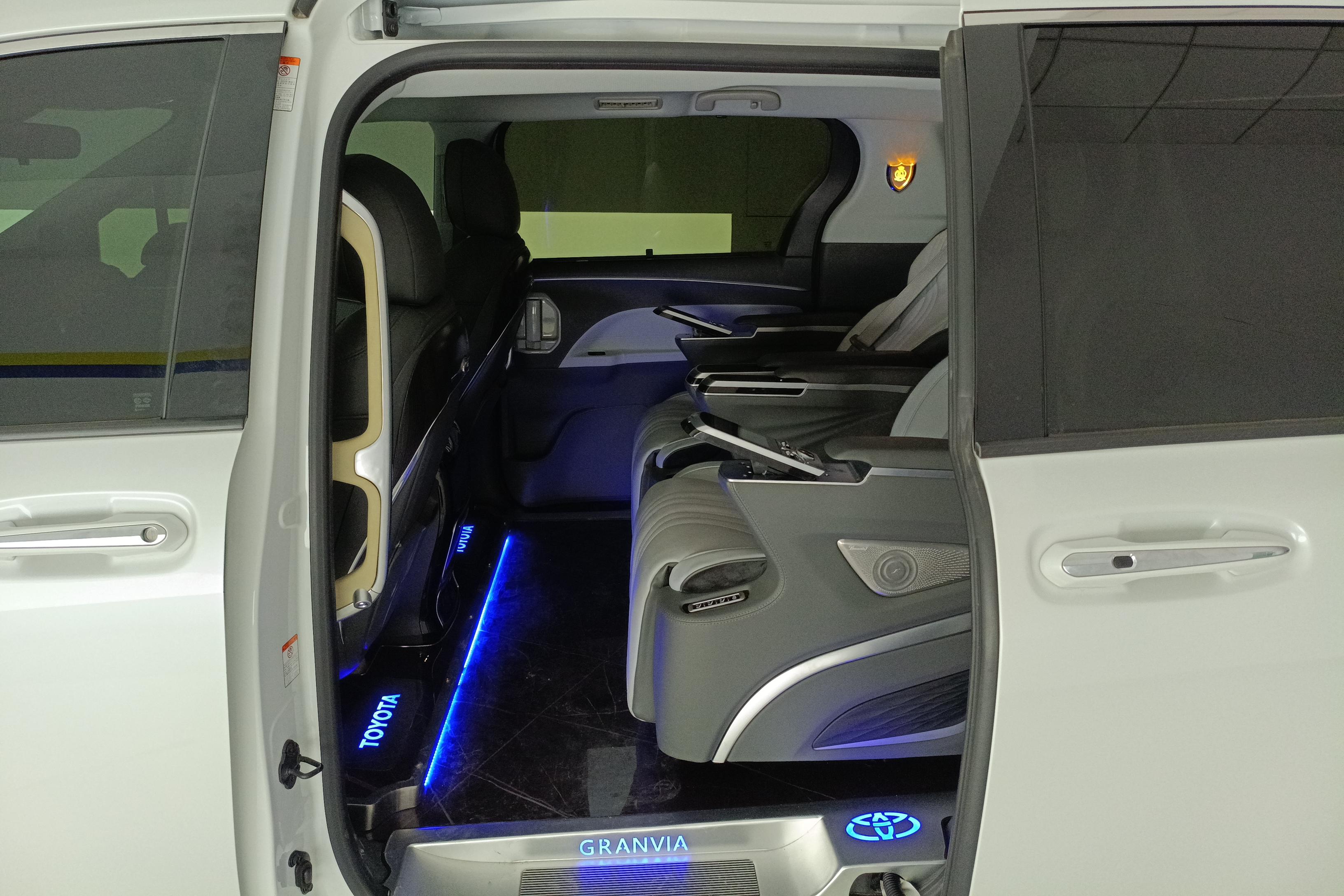 Toyota Granvia 2023 car image #7