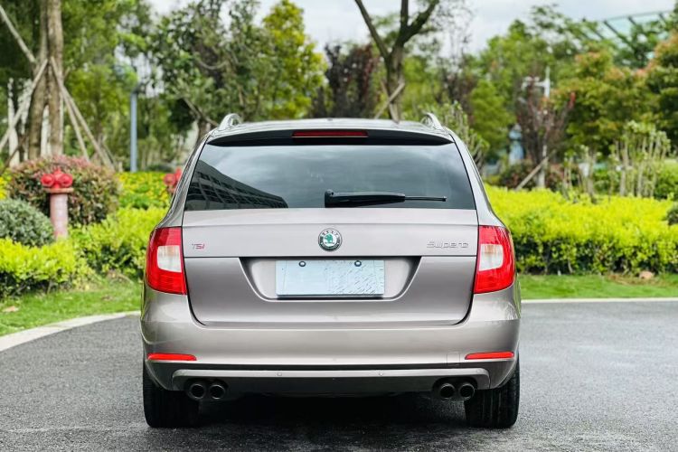 Skoda Superb Combi 2015 car image #7