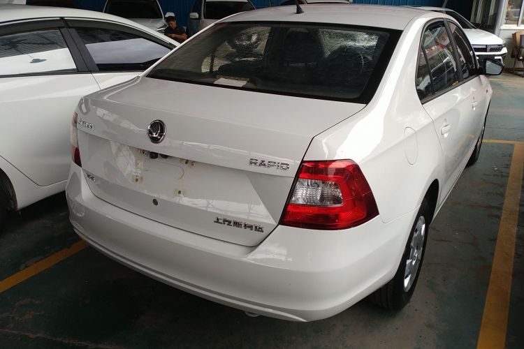 Skoda Rapid 2017 car image #7