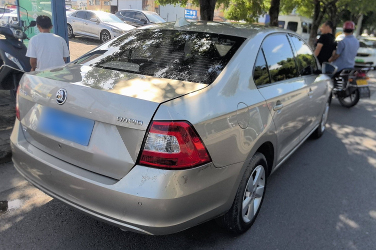 Skoda Rapid 2017 car image #7