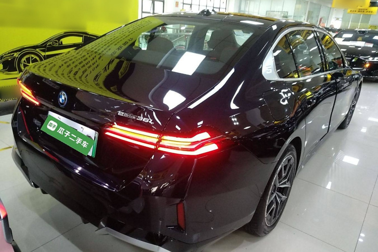 BMW i5 2025 car image #7