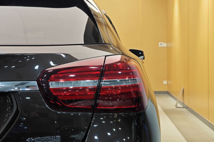 Mercedes-Benz GLA Class 2018 immagine di auto #7