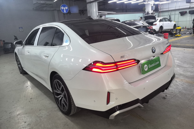 BMW i5 M60 2024 car image #7