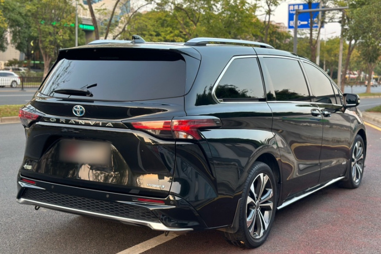 Toyota Granvia 2023 car image #7