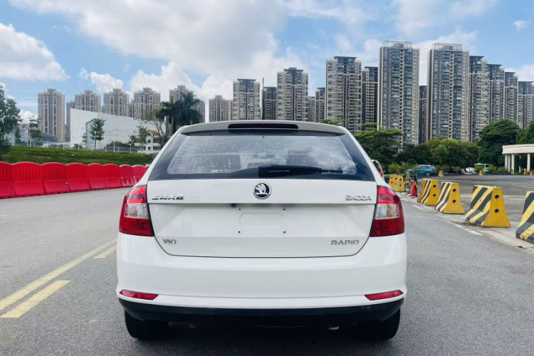 Skoda Rapid Spaceback 2016 car image #7