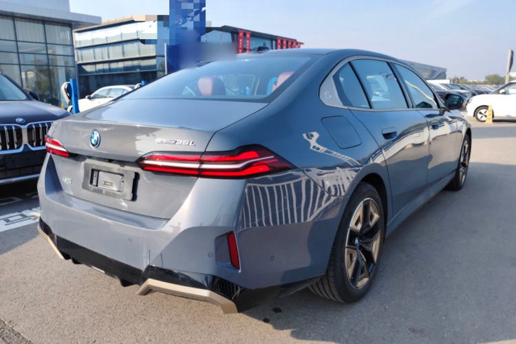 BMW i5 M60 2024 car image #7