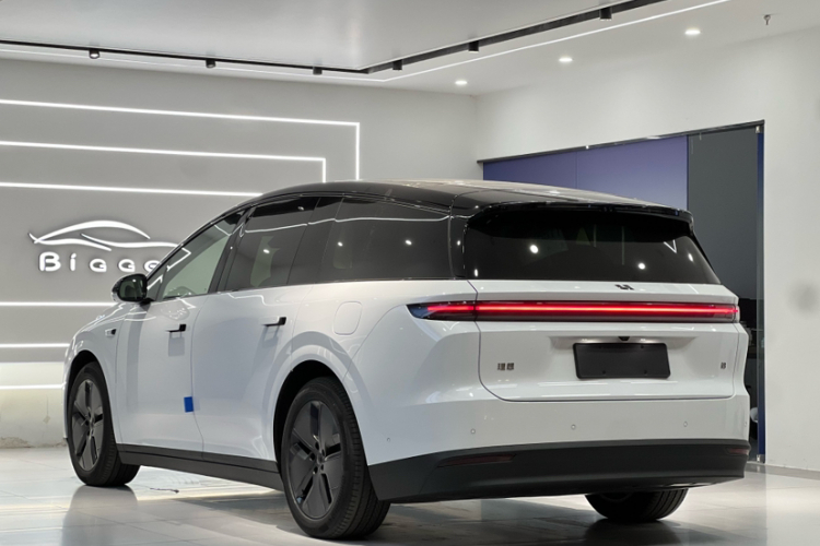 Li i8 2025 image de voiture #7