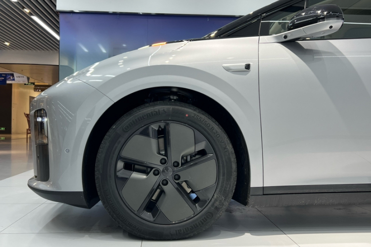 Li i8 2025 image de voiture #7