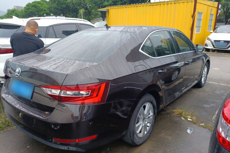 Skoda Superb 2018 car image #7