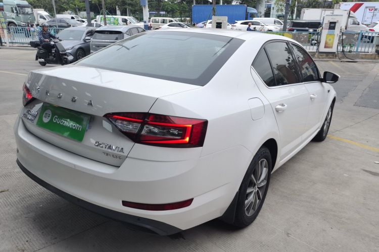 Skoda Octavia 2021 car image #7