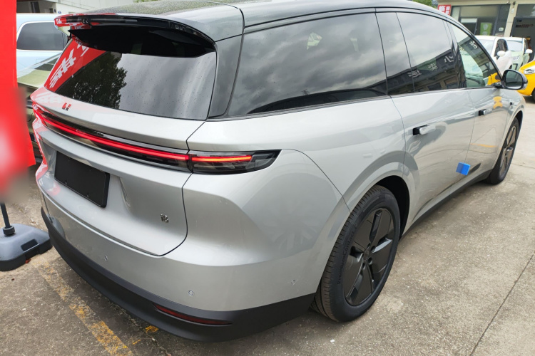 Li i8 2025 image de voiture #7