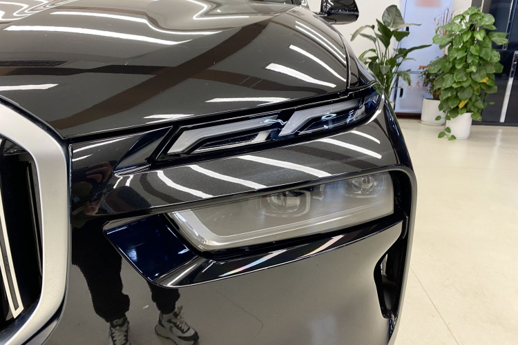 BMW X7 M60i 2024 car image #7