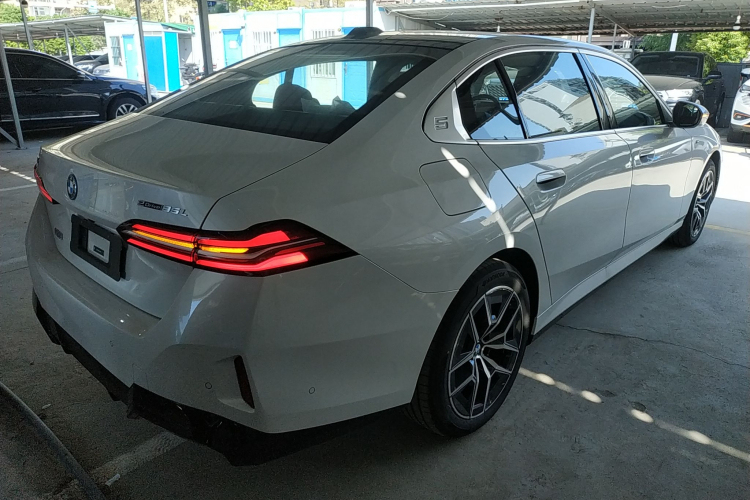 BMW i5 M60 2025 car image #7