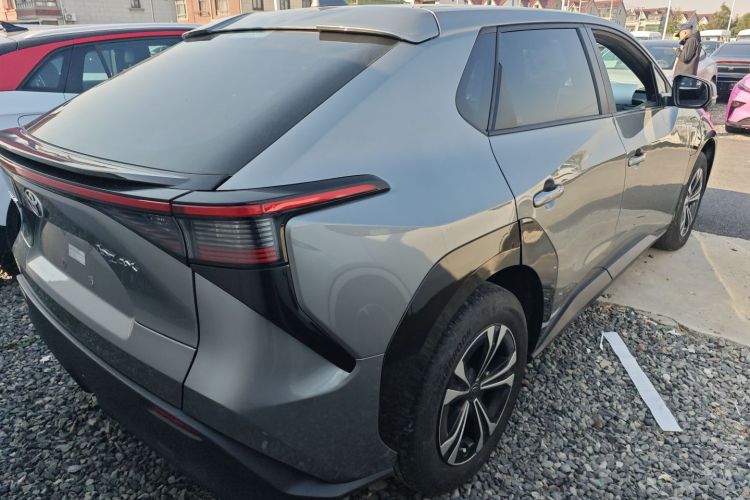 Toyota bZ4X 2024 immagine di auto #7