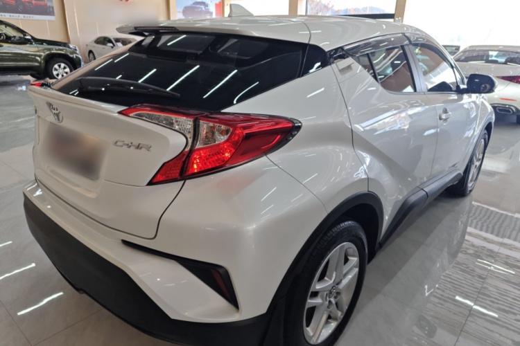 Toyota C-HR 2023 immagine di auto #7