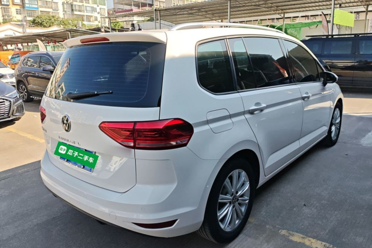 Volkswagen Touran 2021 immagine di auto #7