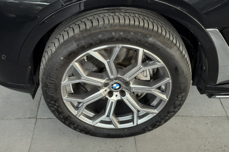 BMW X7 2024 car image #7