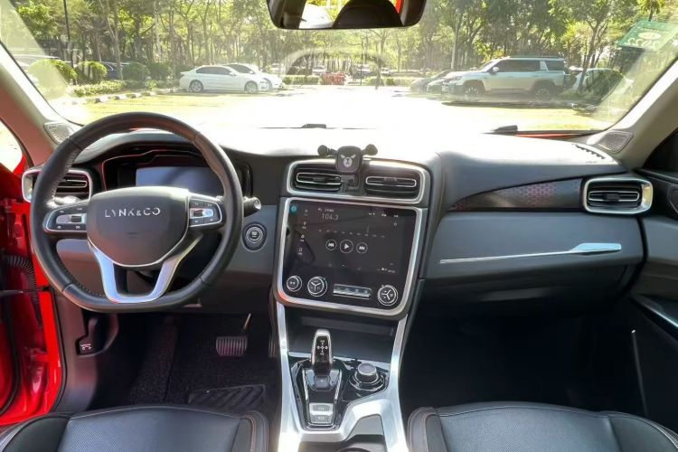 Lynk & Co 01 2018 #7 Lynk & Co 01 2018 car image #7