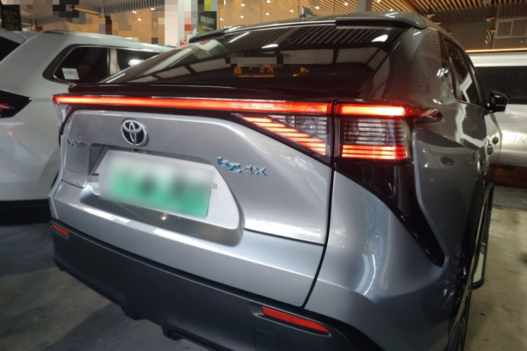 Toyota bZ4X 2023 immagine di auto #7