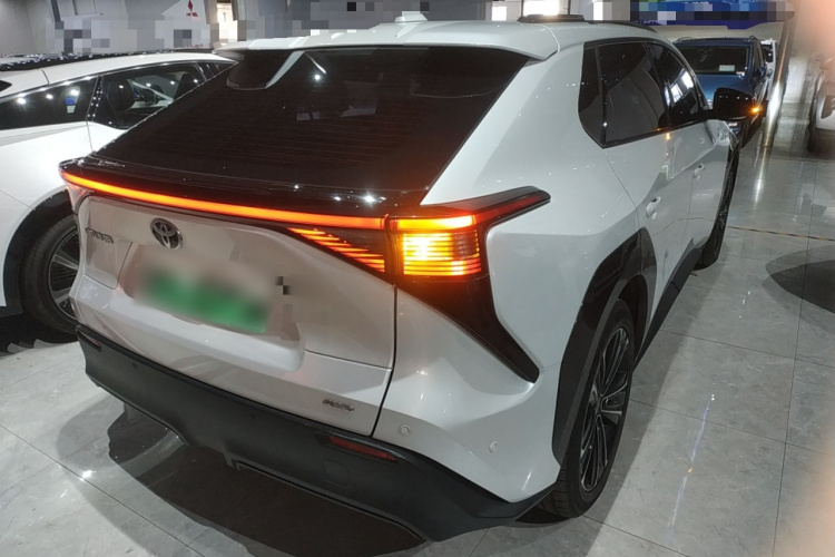 Toyota bZ4X 2022 immagine di auto #7