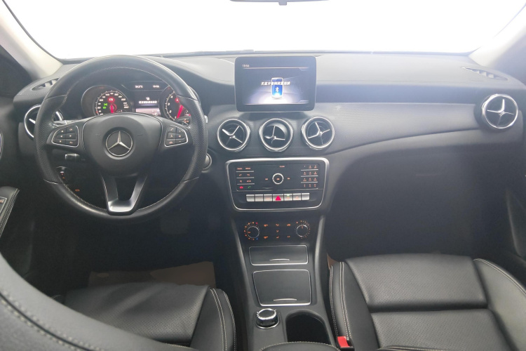 Mercedes-Benz GLA Class 2018 car image #7