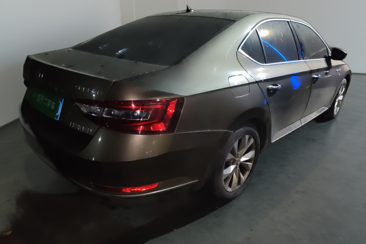 Skoda Superb 2019 car image #7