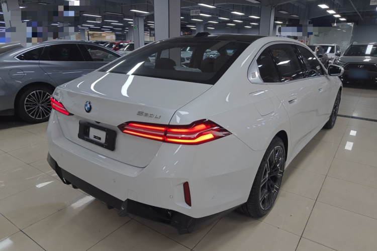 BMW 5 Series 2025 #7 BMW 5 Series 2025 car image #7