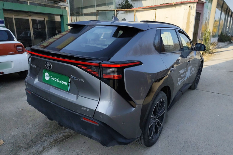 Toyota bZ4X 2022 immagine di auto #7