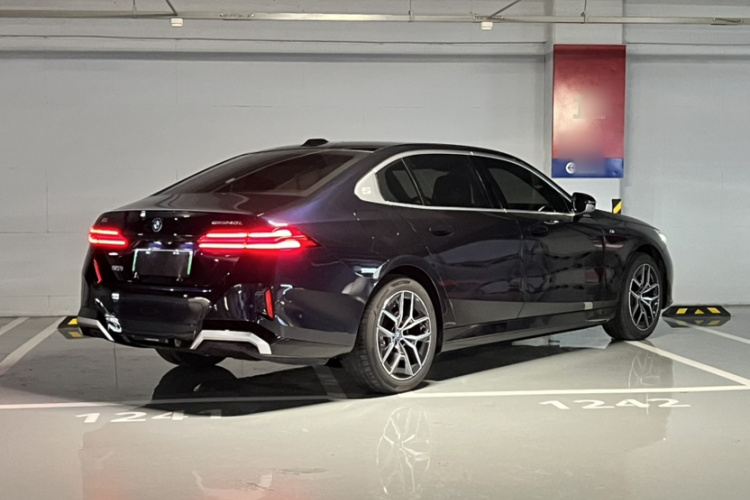 BMW i5 2025 car image #7