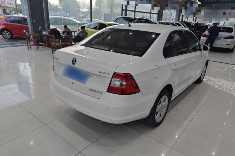 Skoda Rapid 2016 car image #7