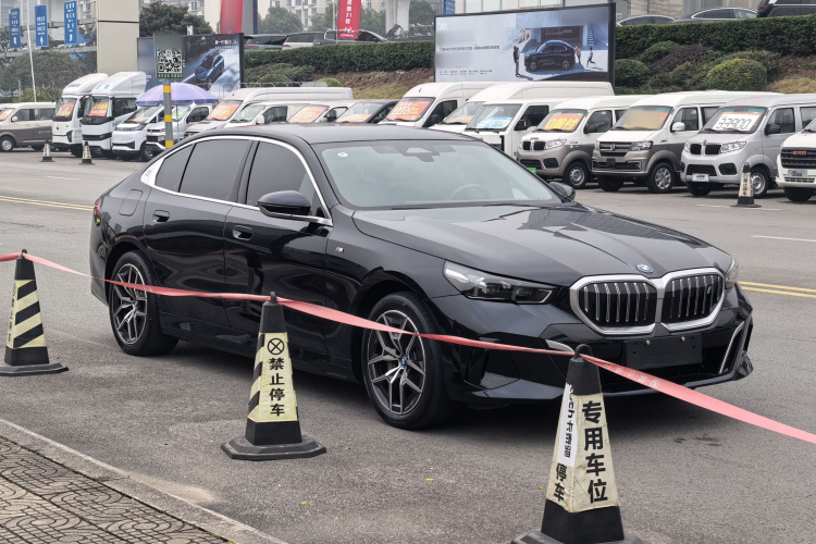 BMW i5 2024 car image #7