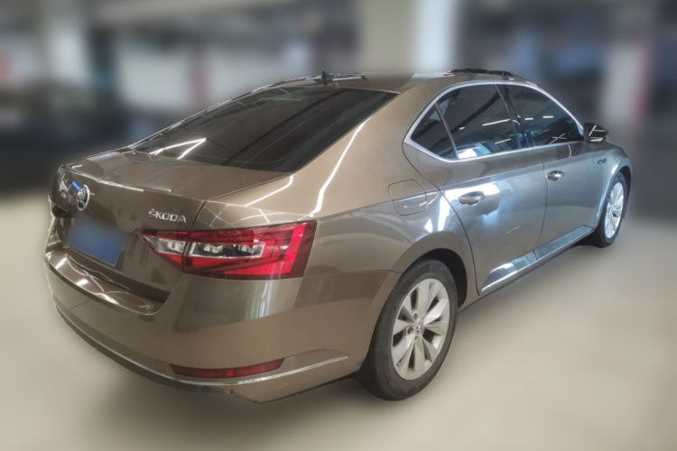 Skoda Superb 2015 car image #7