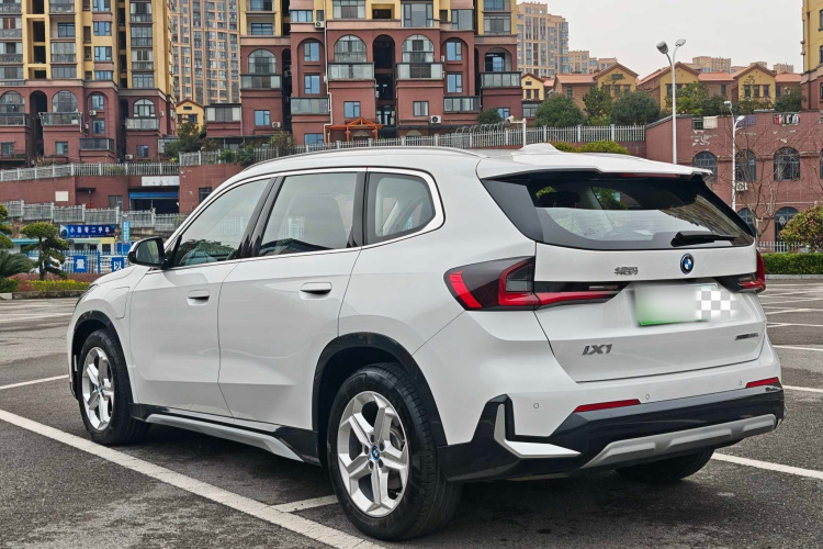 BMW iX1 2025 #7 BMW iX1 2025 صورة سيارة #7